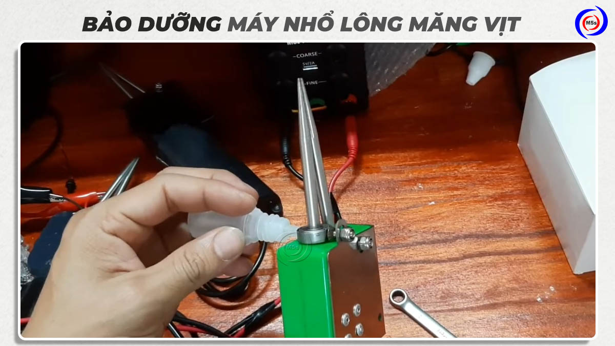 Bảo dưỡng máy nhổ lông măng vịt