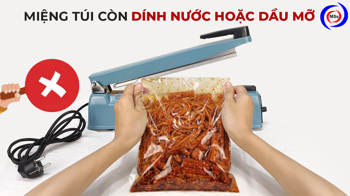 miệng túi còn dính dầu mỡ miệng túi còn dính dầu mỡ