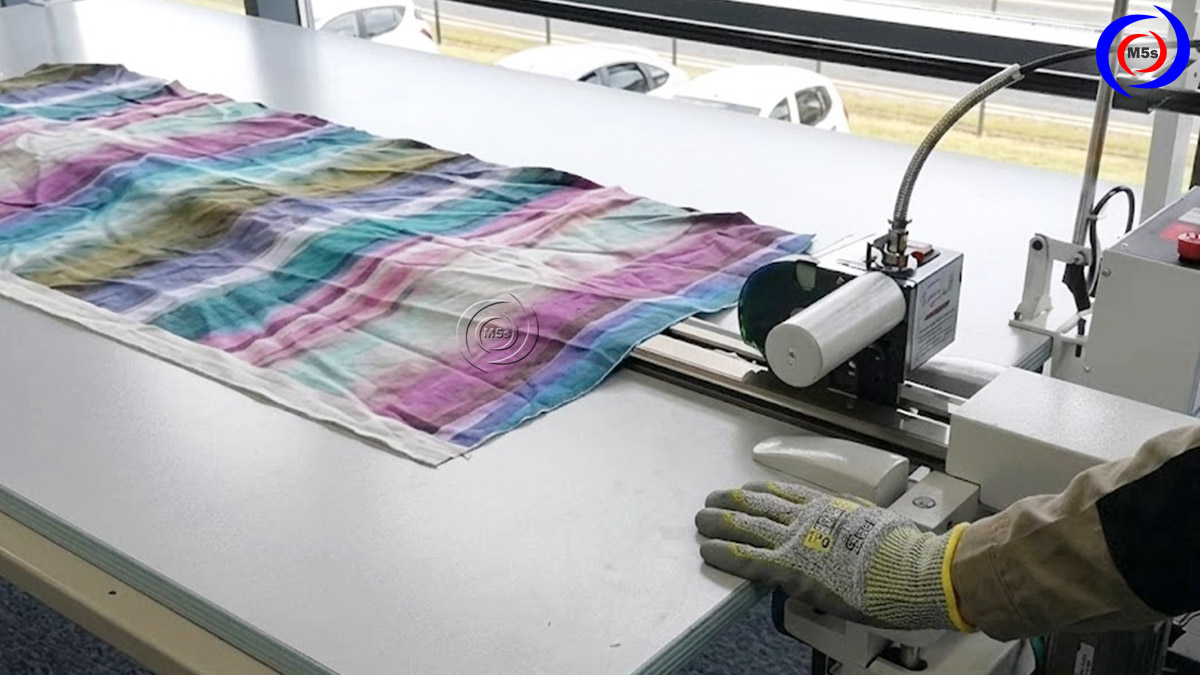 đeo găng tay bảo hộ khi sử dụng máy cắt vải đầu bàn