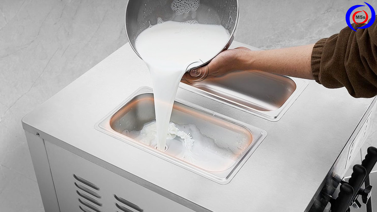 Đổ nguyên liệu vào máy làm kem tươi Đổ nguyên liệu vào máy làm kem tươi