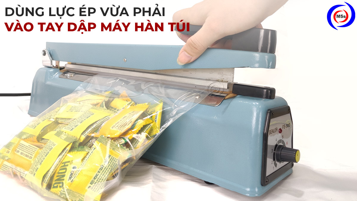 Sử dụng máy hàn miệng túi dập tay Sử dụng máy hàn miệng túi dập tay