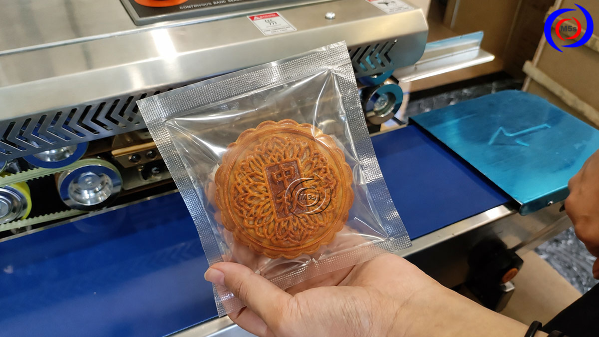 thành phẩm bánh trung thu được hàn miệng túi
