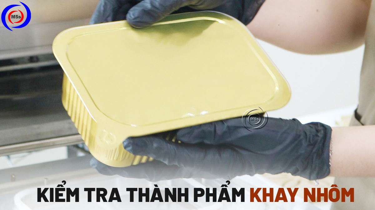 Kiểm tra thành phẩm máy dán miệng khay nhôm  Kiểm tra thành phẩm máy dán miệng khay nhôm
