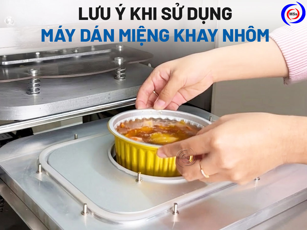 Kết luận: Trên đây là giải đáp cho câu hỏi “Máy dán miệng khay nhôm có dùng được cho canh, súp không?” mà Thiết bị M5s tổng hợp chia sẻ đến bạn đọc. Nếu cần được tư vấn thêm về sản phẩm, hãy nhấc máy liên hệ ngay đến số hotline để được phản hồi ngay nhé! Công ty TNHH Thiết bị Công nghiệp M5s là địa chỉ chuyên cung cấp và phân phối các dòng máy ép seal nhôm chất lượng với giá thành phải chăng. lưu ý khi sử dụng máy dán miệng khay nhôm