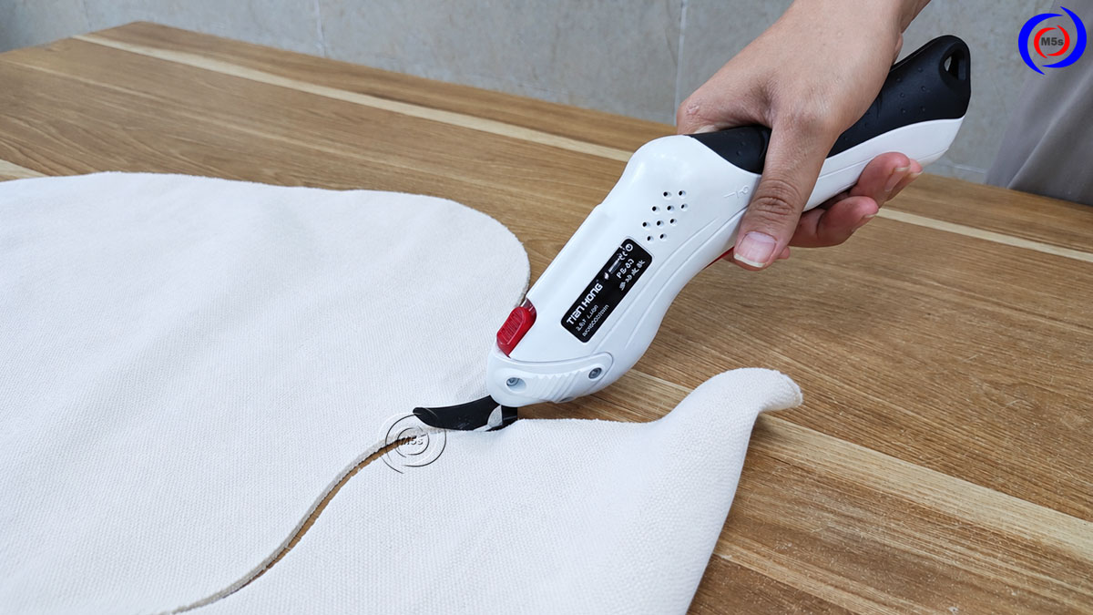 máy cắt vải cầm tay dùng pin cắt đường cong