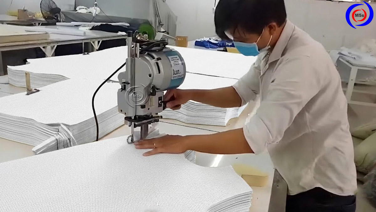 máy cắt vải công nghiệp tại xưởng may mặc