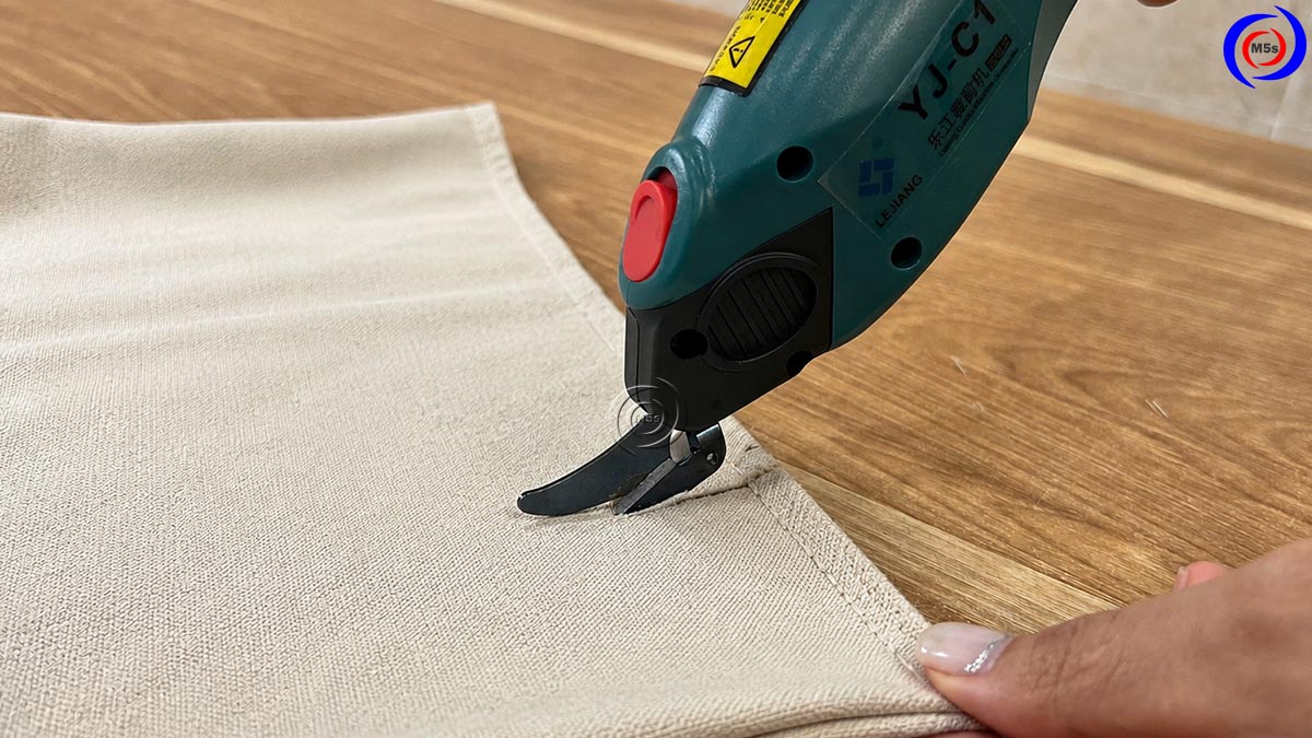 máy cắt vải dùng pin đang hoạt động
