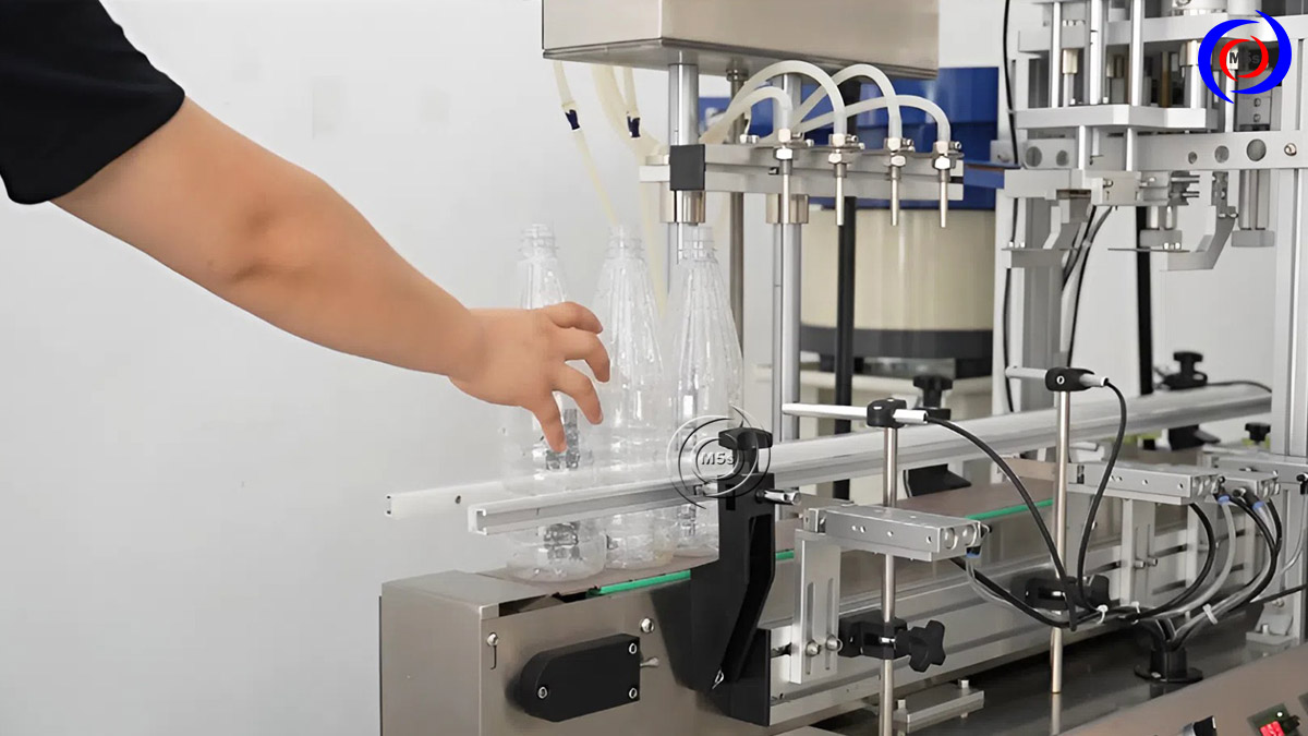 người dùng đưa chai lên băng tải người dùng đưa chai lên băng tải