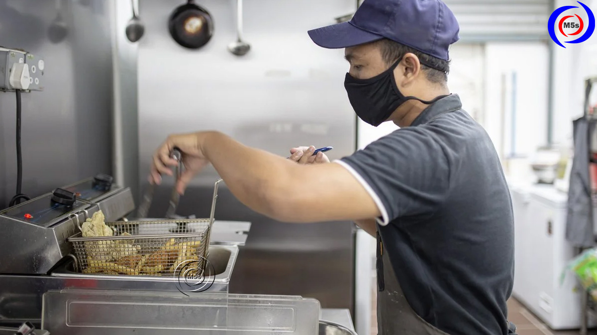 người sử dụng bếp chiên nhúng người sử dụng bếp chiên nhúng