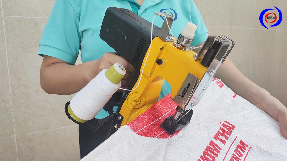 vận hành máy may bao cầm tay
