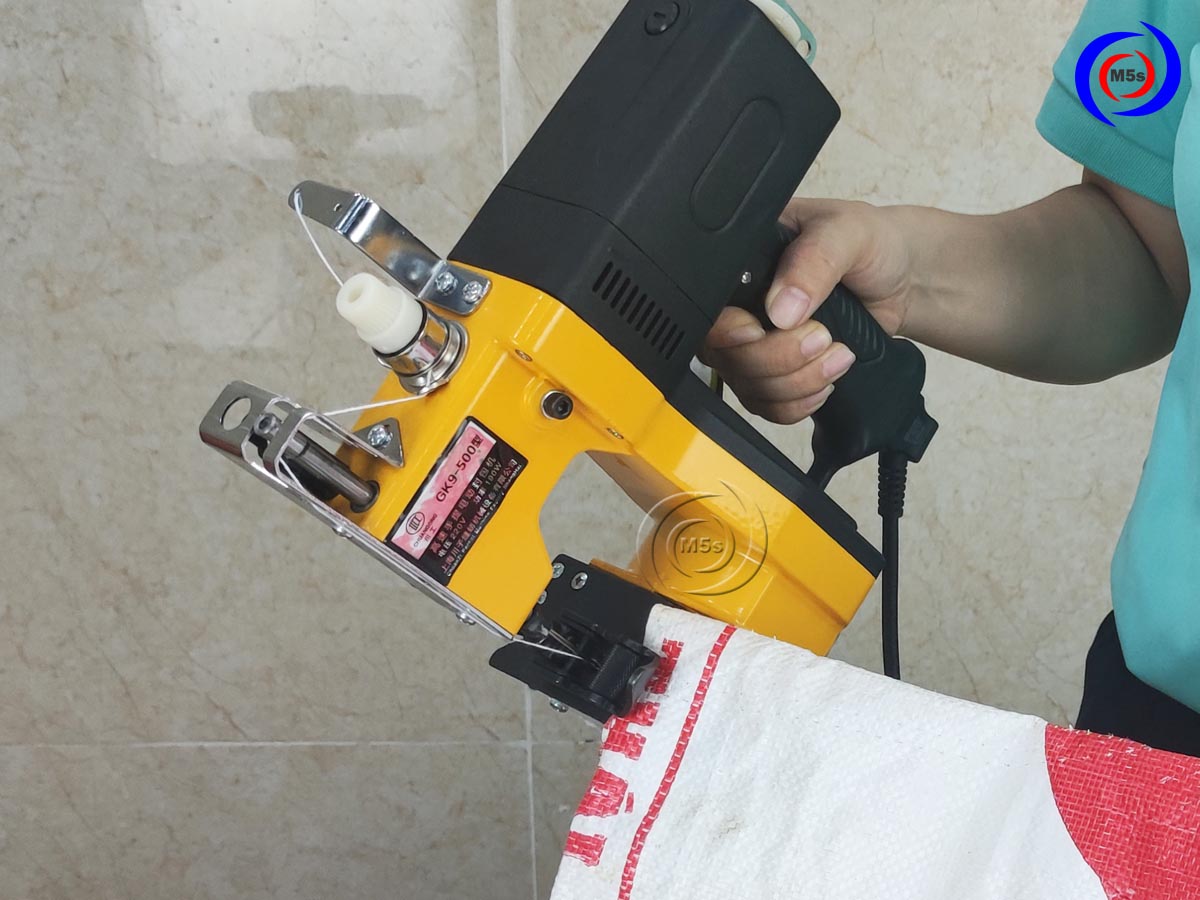 Đưa miệng bao vào vị trí may Đưa miệng bao vào vị trí may