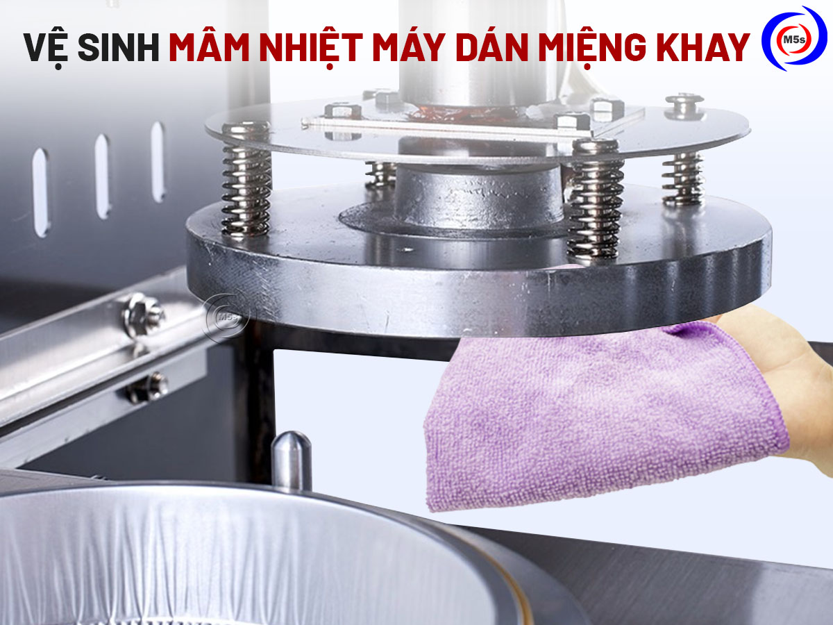 vệ sinh khuôn dập máy dán miệng khay