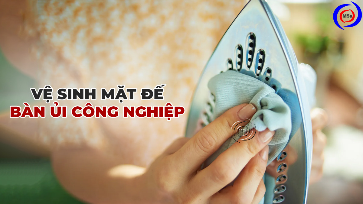 Vệ sinh mặt đế bàn ủi hơi nước công nghiệp