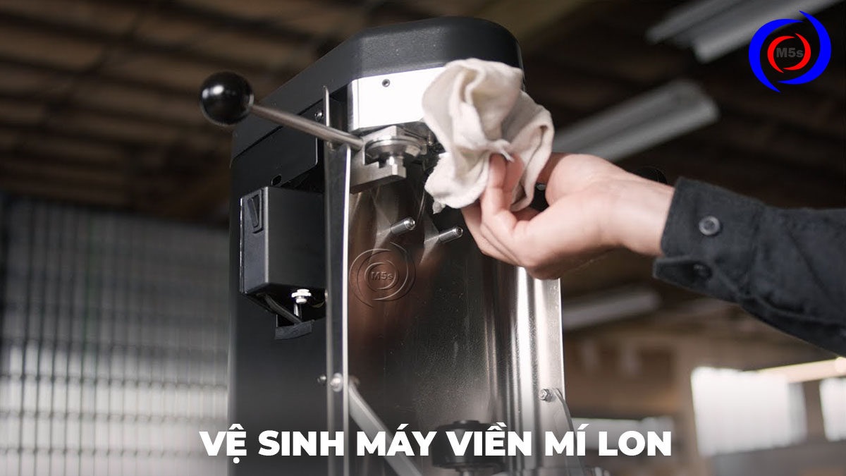 Vệ sinh máy viền mí lon 